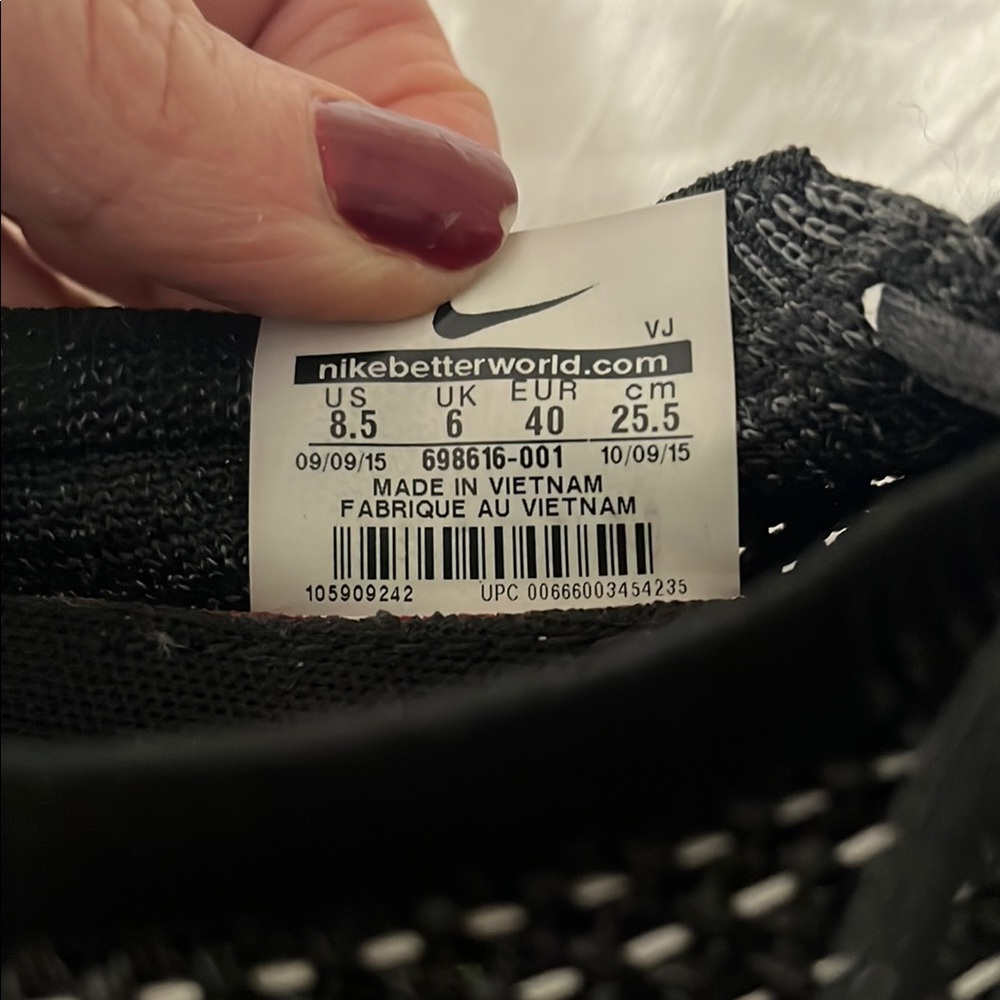 Nike Black and White Sneakers - Picture 5 of 5